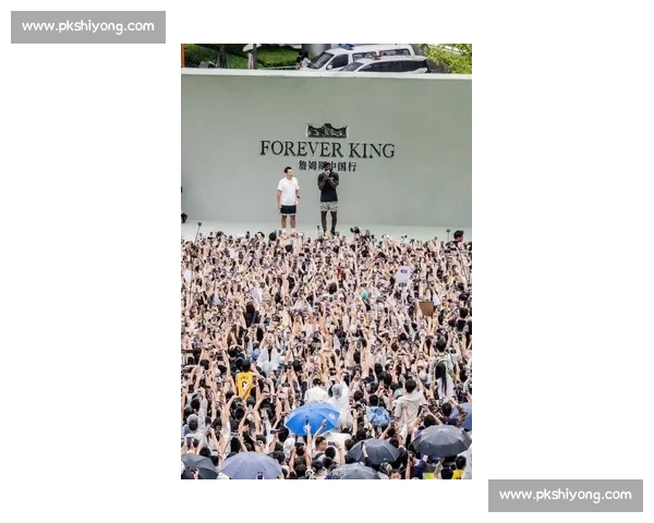 雨中同框！詹姆斯成都行大合影高清照定格 14 年等待